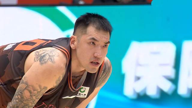 开云体育官网开云-高诗岩单节15分，山东男篮4连胜紧追前4 18岁射手成奇兵 砍下11分